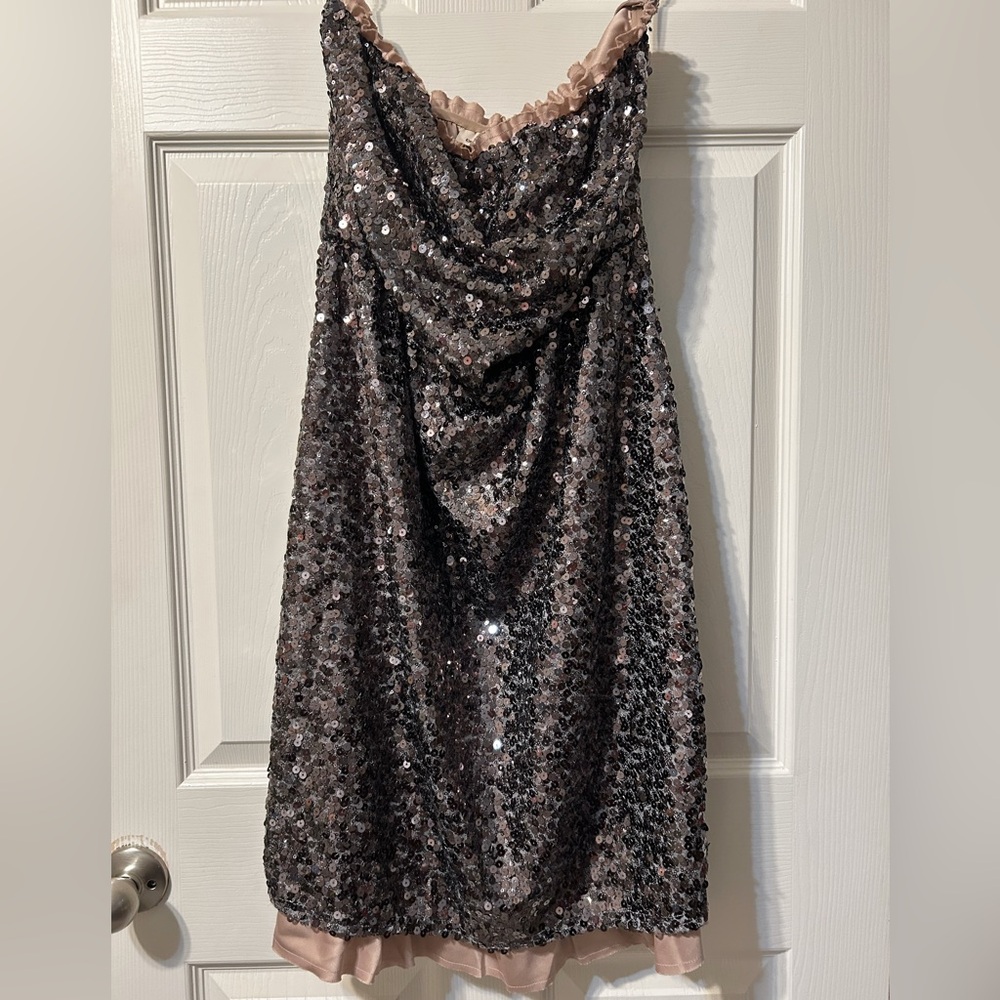 Gorgeous sequined dress for holiday season!! Excellent condition!